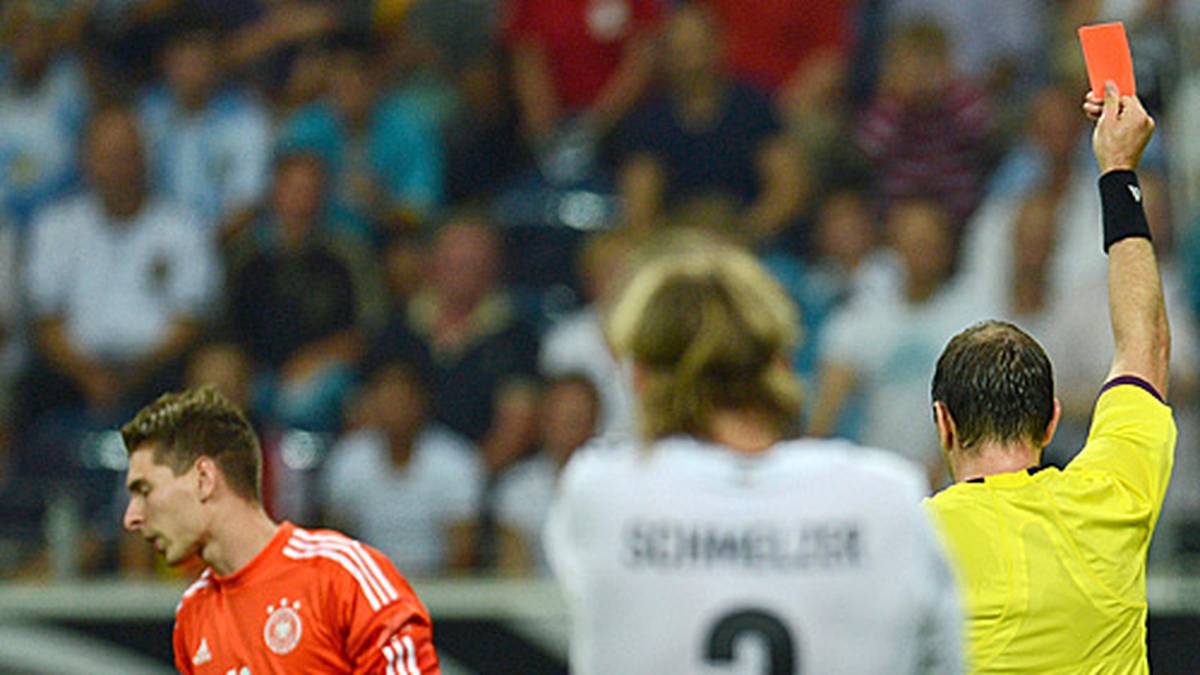 Allerdings spielt das DFB-Team mit einer B-Elf und gut eine Stunde in Unterzahl. Ersatztorwart Ron-Robert Zieler sieht bereits nach 30 Minuten die Rote Karte. Der eingewechselte Marc-Andre ter Stegen hält zwar den folgenden Elfmeter von Messi, muss anschließend aber doch drei Mal hinter sich greifen