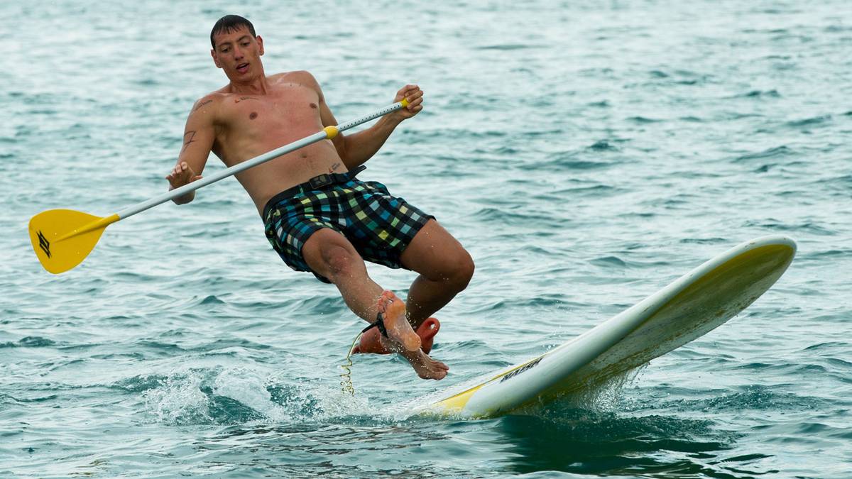 Mit dem Wasser und einem Paddel kommt Ruderer Felix Drahotta eigentlich klar. Auf seinem Brett in Belek macht er allerdings den Abflug