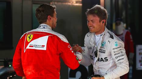 Sebastian Vettel (l.) hat eine Wette gegen Nico Rosberg (r.) gewonnen