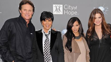 Ex-Olympiasieger Bruce Jenner mit Ehefrau Kris Kardashian und deren Töchter Kim und Khloe (v.l.)