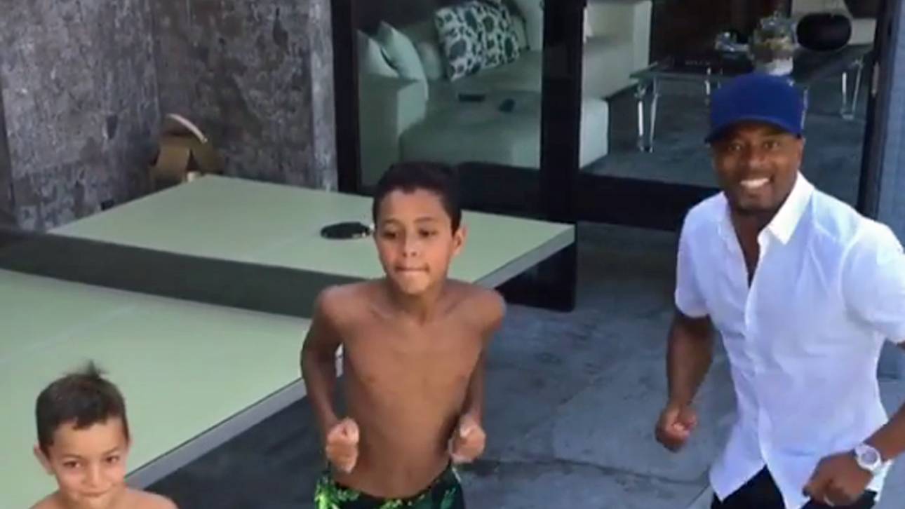 Evra feiert Higuain-Deal mit Tänzchen