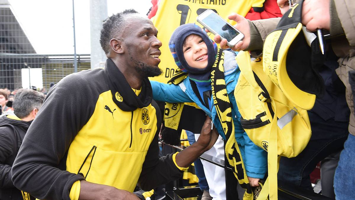 Zum Schluss lässt sich der Jamaikaner noch von den 1400 Zuschauern abfeiern und gibt fleißig Autogramme