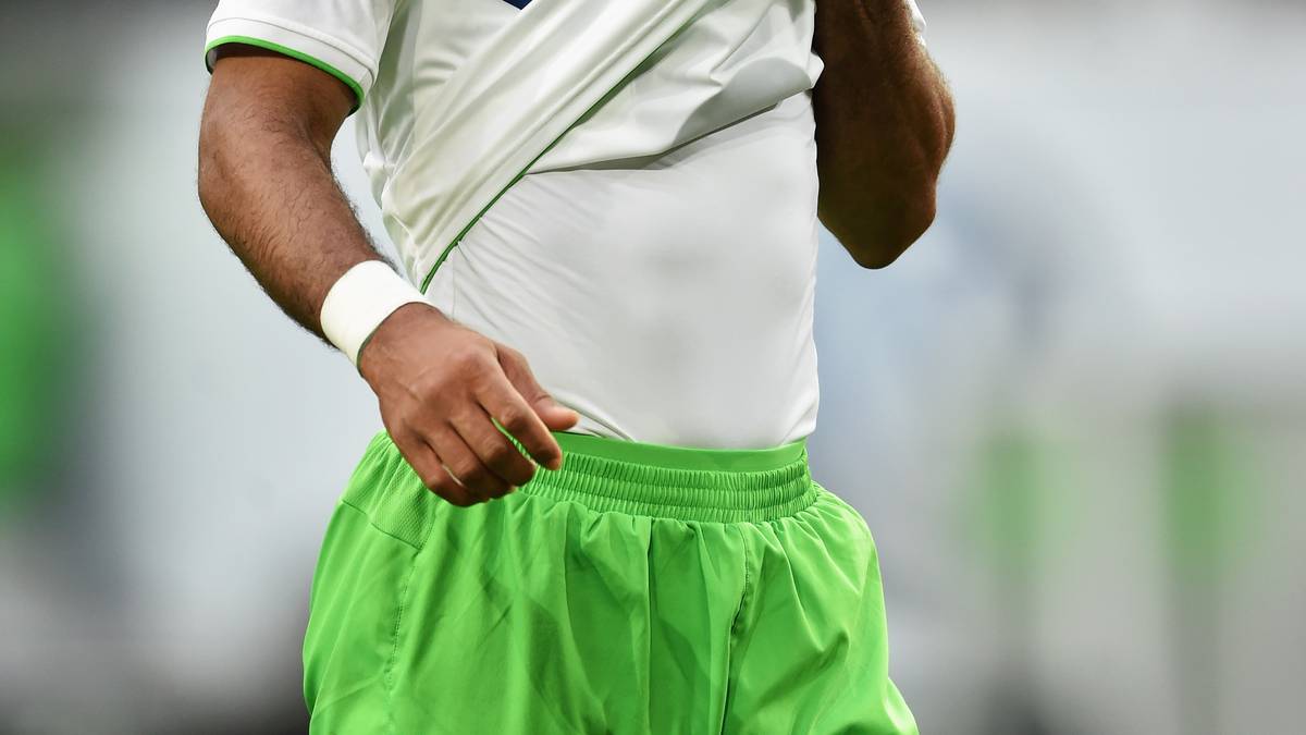 Auch Verteidiger Dante ist nicht zufrieden mit der ersten Halbzeit der Wölfe