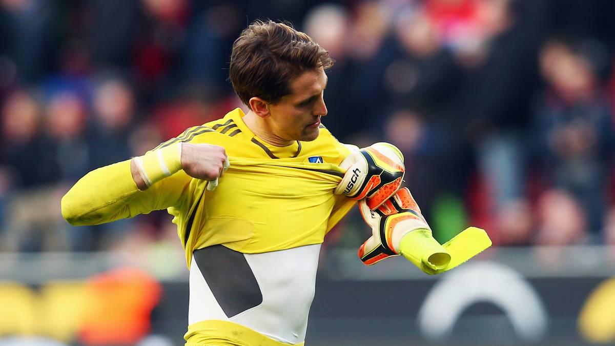 Schon vor dem Sprung ins Leverkusener Profiteam hat Adler immer wieder mit gesundheitlichen Problemen zu tun. Durch gute Prophylaxe bekommt er diese in den Griff, doch kurz vor der WM 2010 bricht er sich mehrere Rippen und muss zusehen, wie Manuel Neuer ihn als Nummer Eins beim DFB ersetzt. Die Saison 2011/12 verpasst er komplett wegen langwieriger Patellasehnenprobleme, verliert seinen Stammplatz bei Bayer an Bernd Leno und wechselt zum Hamburger SV. Dort fehlt er in den vergangenen Jahren immer wieder mit verschiedenen Verletzungen