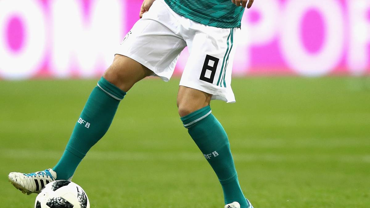 TONI KROOS: Hatte defensiv zusammen mit Khedira große Probleme, der spanischen Spielkultur Herr zu werden. In der Offensive um Linie bemüht, einiges blieb im Ansatz stecken. Auch er war nach Wiederbeginn deutlich besser im Spiel, dynamischer und engagierter. Sein Freistoß ermöglichte Hummels‘ Lattenkopfball (65.). SPORT1-Note: 3,5