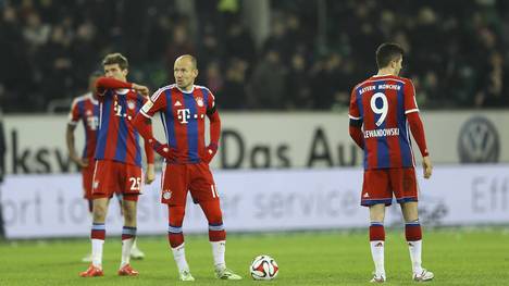 Thomas Müller, Arjen Robben und Robert Lewandowski stehen am Anstoßkreis
