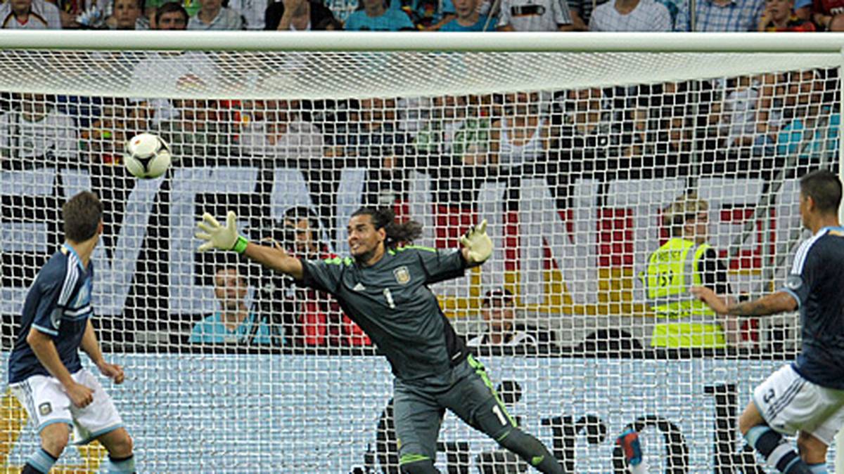 Benedikt Höwedes markiert per Kopf den 1:3-Ehrentreffer in der 81. Minute. Der Schalker wird auch diesmal wieder auflaufen. Ein Tor wäre Gold wert - aber bitte nicht beim Stand von 0:3!