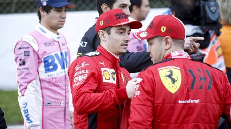 Sebastian Vettel (r.) und Charles Leclerc (M.) fahren noch eine letzte Saison zusammen