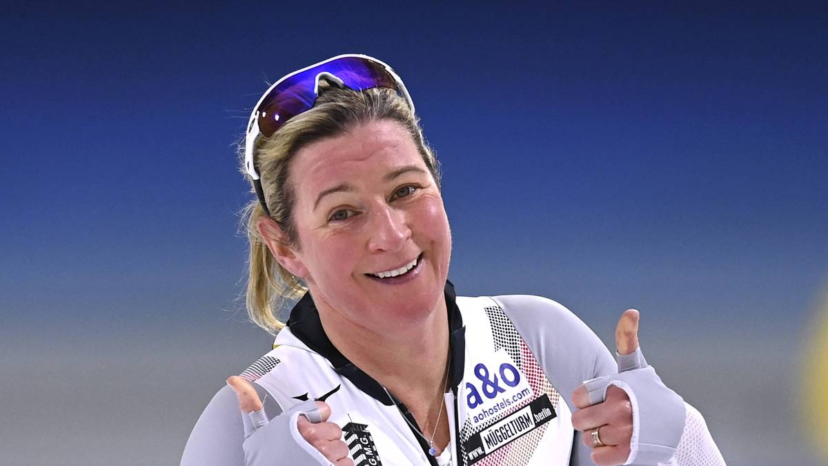 30 Jahre nach ihrem Olympiadebüt sind es für Claudia Pechstein die achten Winterspiele – das hat noch keine Frau geschafft. Als Fahnenträgerin erfüllt sich für Pechstein ein Traum. Eine zehnte Olympiamedaille kurz vor ihrem 50. Geburtstag wäre im Massenstart-Rennen aber eine Sensation. 