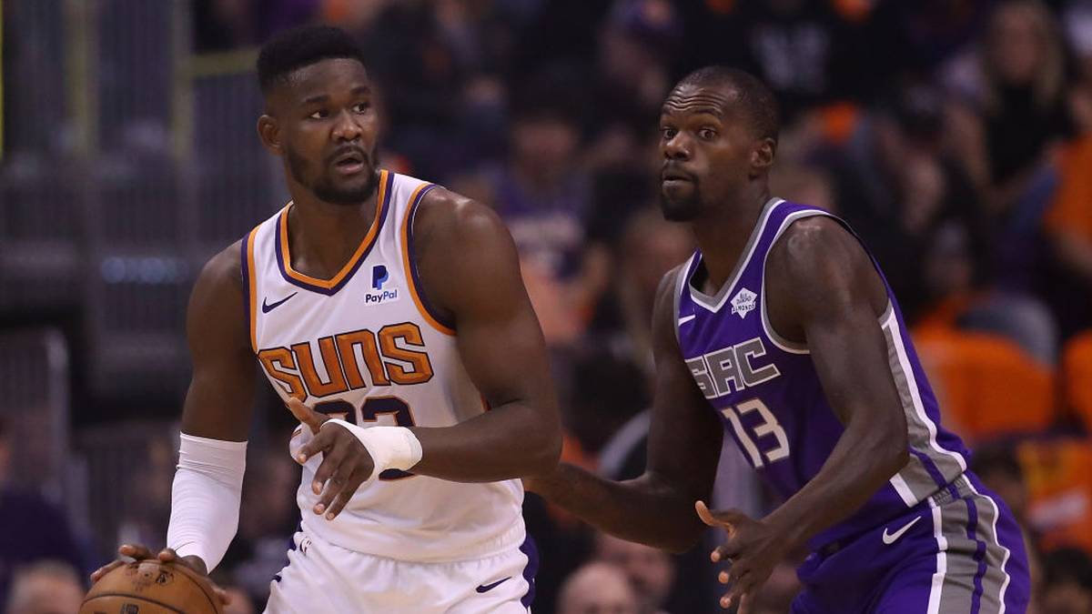 DEANDRE AYTON (Phoenix Suns): Für einen Flop der anderen Art sorgt Toptalent DeAndre Ayton. Wegen Dopings bekommt der 21 Jahre alte Center eine Sperre von 25 Spielen aufgebrummt. Zum Auftakt gegen Sacramento glänzte er noch mit einem Double-Double. Auch die Suns stellen sich angesichts dieses Fehltritts nicht schützend vor ihren Spieler, sondern kritisieren ihn öffentlich