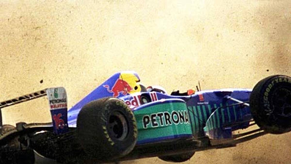 Beim Sieg des Schotten David Coulthard 1997 kam es zu einem Crash zwischen Ralf Schumacher und Johnny Herbert. Der Brite im Sauber Petronas pflügte danach spektakulär durchs Kiesbett
                  