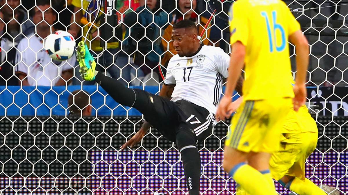 "Der Ball kam von der Seite scharf reingespielt, und ich hab ihn, nun ja, auf das Stück bekommen. Und damit hab ich den Ball dann Richtung Tor gelenkt." (Jerome Boateng über die Vorgeschichte seiner kuriosen Rettungsaktion im Spiel gegen die Ukraine)