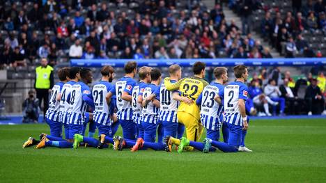 Hertha BSC geht auf die Knie aus Protest gegen Rassismus und Polizeigewalt 