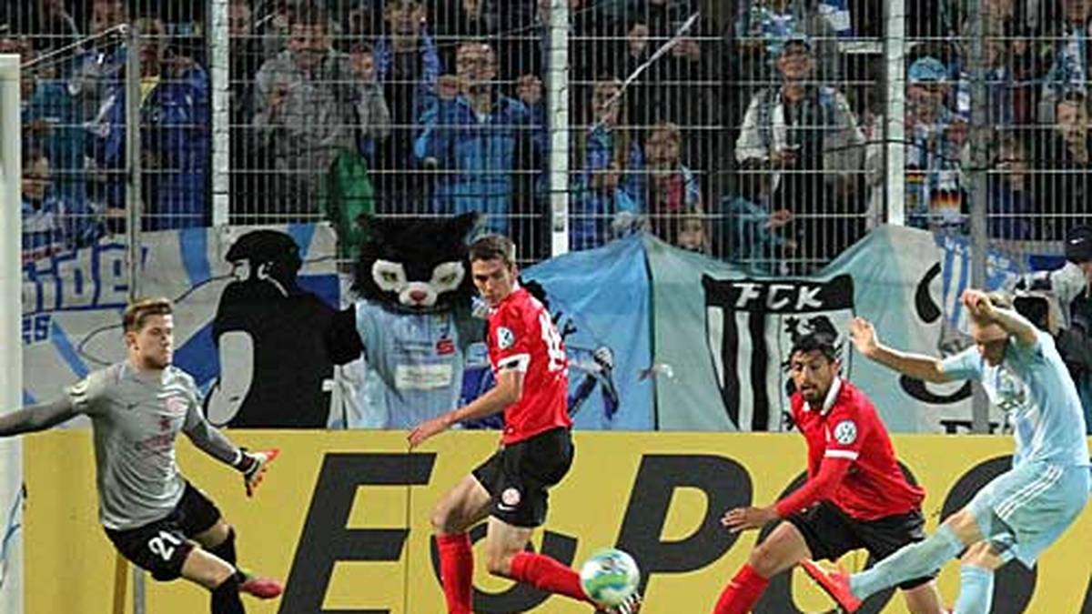 In der 119. Minute scheint Marco Kehl-Gomez mit dem 5:4 alles klar zu machen. Doch in der Nachspielzeit der Verlängerung trifft Johannes Geis von der Mittellinie zum 5:5