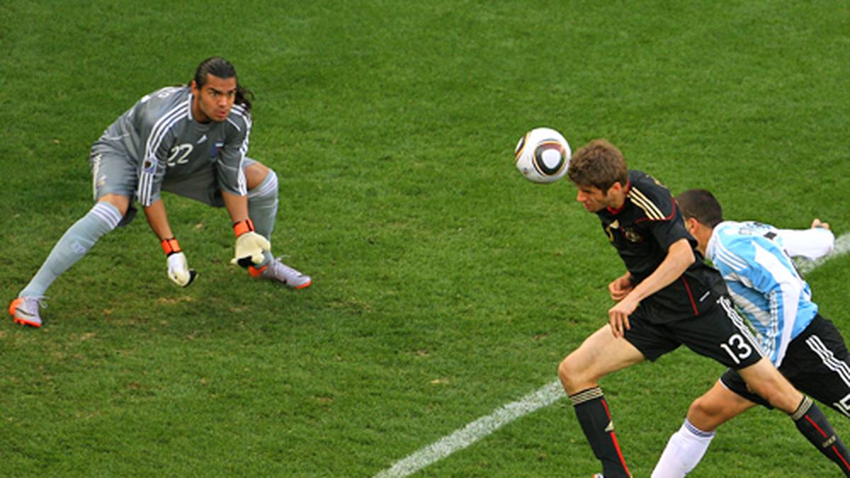 An das letzte Pflichtspiel gegen die Argentinier haben die deutschen Spieler beste Erinnerungen: Im WM-Viertelfinale 2010 bringt Thomas Müller, der erst im März 2010 im DFB-Team debütiert hatte, Deutschland schon nach drei Minuten in Führung
