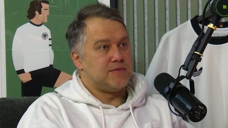 DFB-Koch Anton Schmaus erklärt in Deep Dive welche Vorbereitungen das Küchenteam der Deutschen Nationalmannschaft im WM-Quartier vor dem Start der WM alles treffen muss.