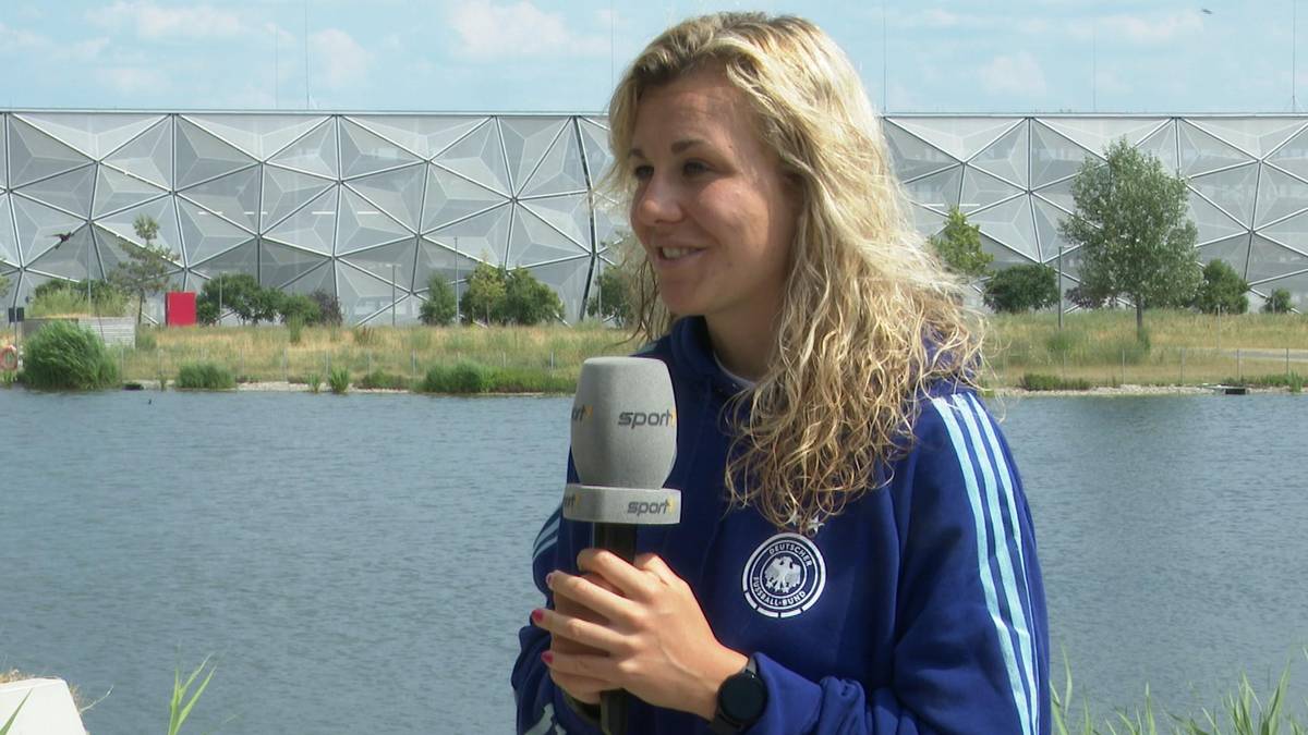 Die Frauen-WM rückt immer näher. Lena Lattwein erklärt, wie der gute Zusammenhalt im deutschen Team entsteht, die hoch die Titelchancen der DFB-Frauen sind und wie das allgemeine Niveau der Weltmeisterschaft einzuordnen ist.