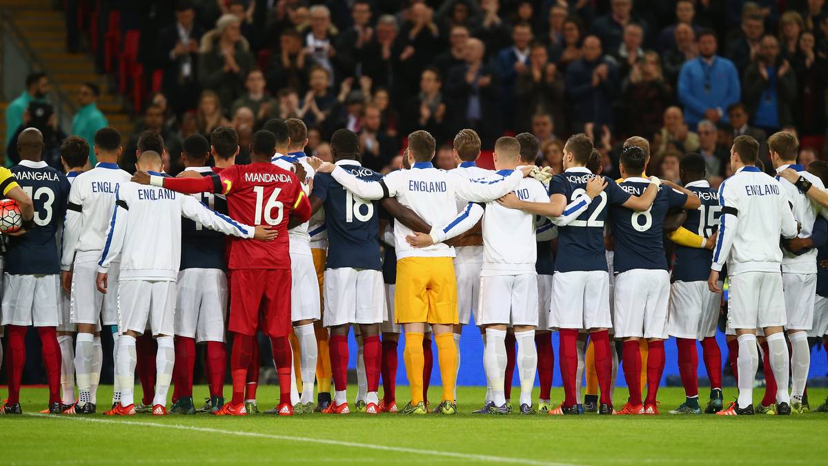 Die Marseillaise wurde zum Höhepunkt des emotionalen Abends: Beide Mannschaften sangen gemeinsam Arm in Arm die  französische Nationalhymne