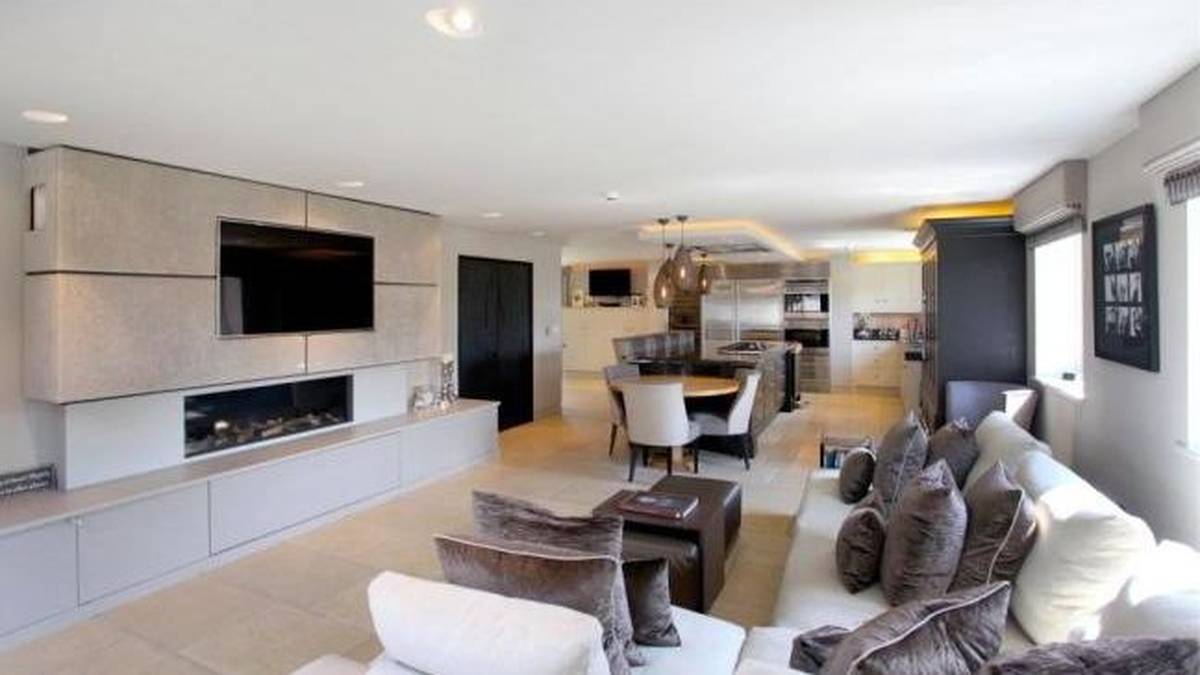 Im Wohnzimmer ist Platz für zahlreiche Gäste