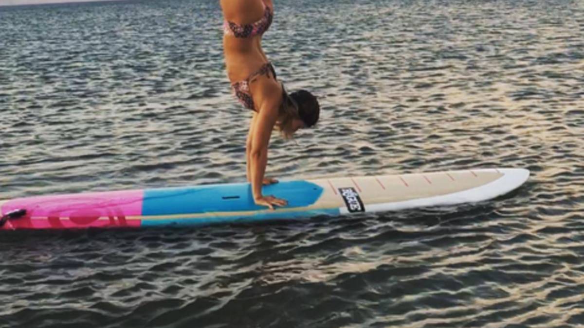 VanZant gelingt sogar ein Handstand auf dem wackeligen Brett