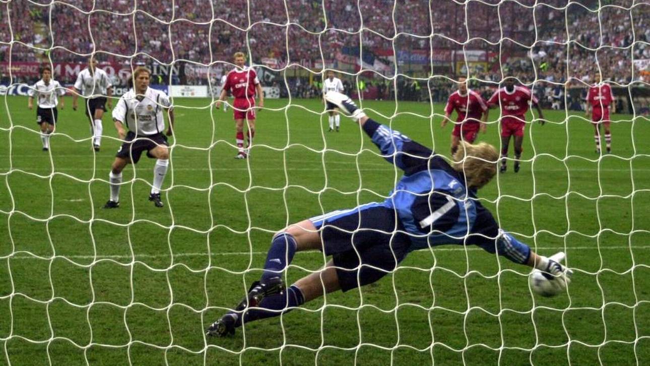 Gaizka Mendieta (Valencia, li.) trifft gegen Torwart Oliver Kahn (Bayern) zum 1:0