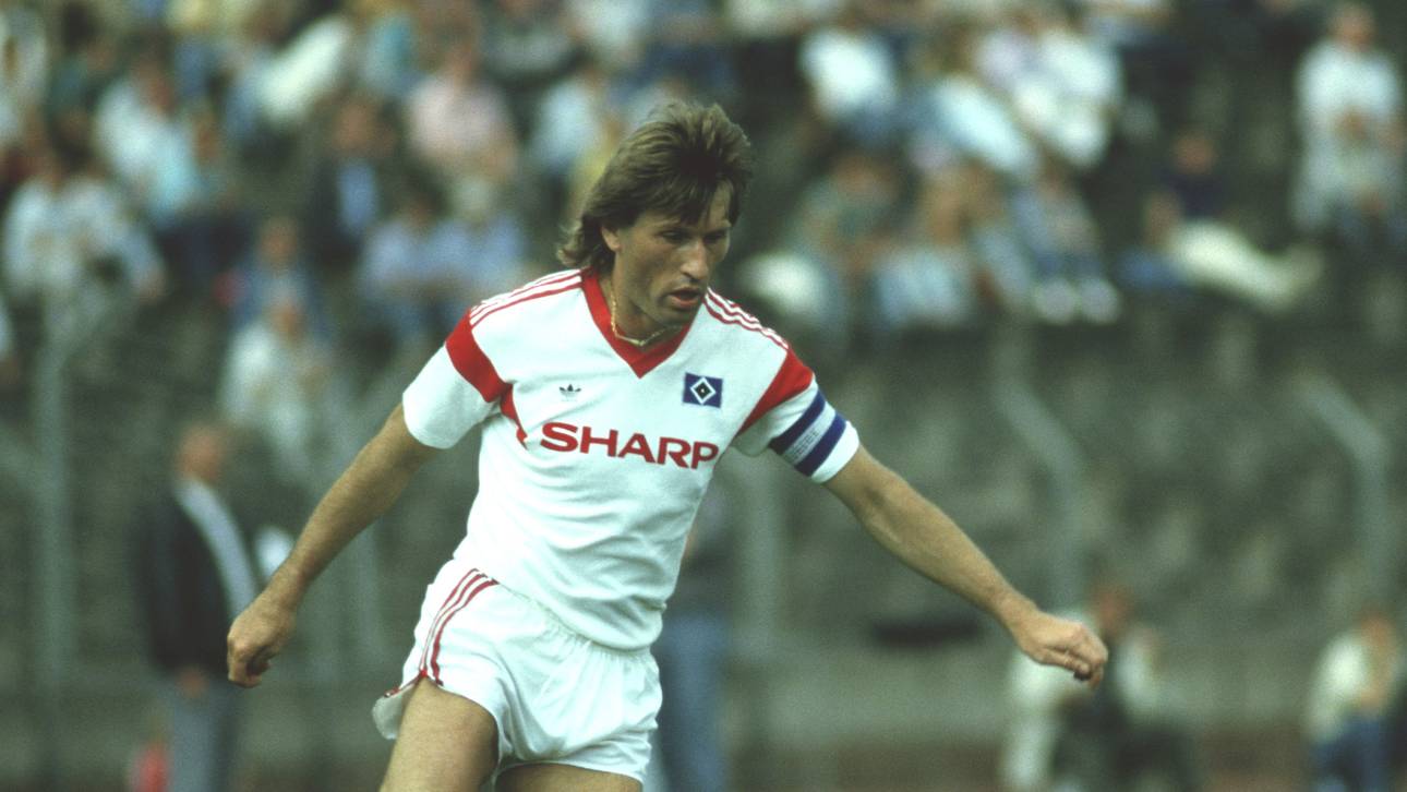 Hamburger SV v KFC Uerdingen 05 Manfred Kaltz wusste (leider) auf beiden Seiten, wo das Tor stand. Zum Glück war er mit seinem 76 Toren auf der richtigen Seite eindeutig erfolgreicher