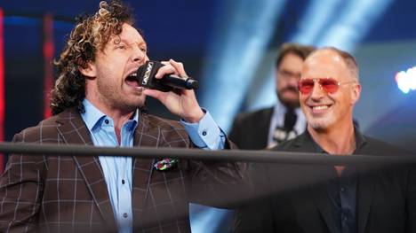 Don Callis (r.) tritt bei AEW als Manager von Kenny Omega auf