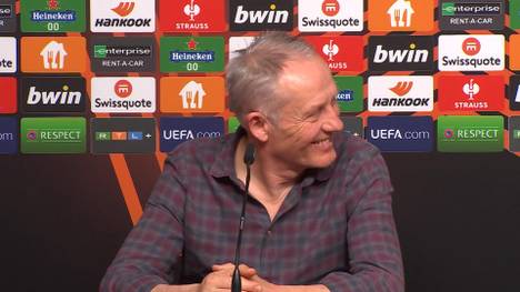 Christian Streich gibt auf der Pressekonferenz vor dem Europa-League-Spiel gegen RC Lens eine "blumige" Antwort - und sorgt damit für Gelächter in der Runde.