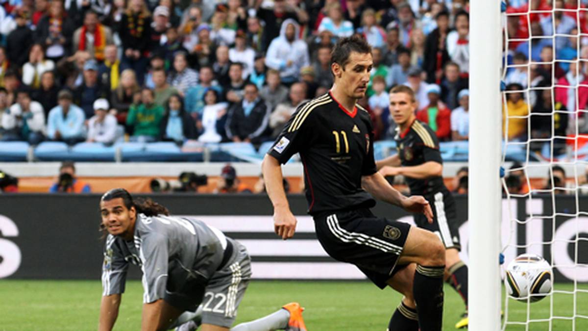 Nach einem spannenden Schlagabtausch in der ersten Hälfte wackelt Deutschland nach der Pause. Doch in der 68. Minute erhöht Klose auf 2:0