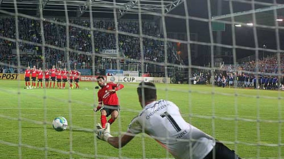 Im anschließenden Elfmeterschießen scheitert der Chilene Gonzalo Jara am Chemnitzer Keeper Philipp Pentke und besiegelte so das Mainzer Aus. Schon im WM-Achtelfinale verschoss Jara einen Elfmeter