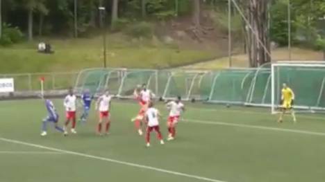 Beim Spiel Ullern IF gegen Sotra SK in der dritten norwegischen Liga sorgte Torwart Morten Grasmo für den Ausgleich per Fallrückzieher.