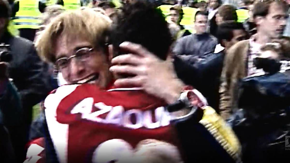 23. Mai 2004: Mainz 05 schafft erstmals den Aufstieg in die 1. Bundesliga. Trainer Jürgen Klopp ist nach diesem Meilenstein zu Tränen gerührt. 