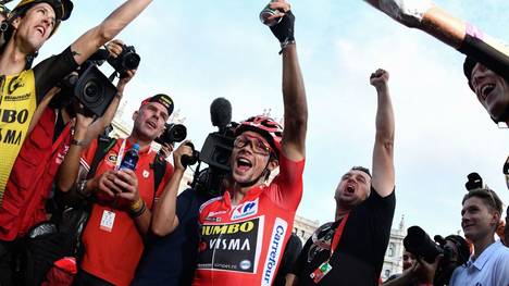 Primoz Roglic (Mitte) schreibt mit seinem Vuelta-Sieg Geschichte