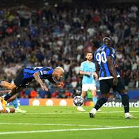 Im Finale der UEFA Champions League erlebt Romelu Lukaku einen bitteren Moment. Kurz vor Abpfiff wird der Belgier endgültig zur tragischen Figur bei Inter Mailand. Auf Social Media wird er rassistisch beleidigt.