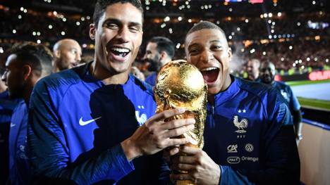 2018: Raphael Varane (l.) feiert mit Mbappe