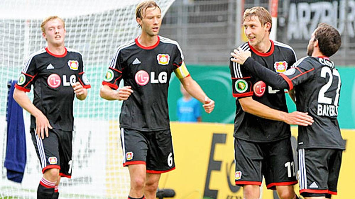 Bereits in der zweiten Minute nickt Kießling zum Führungstor für den hochfavorisierten Bundesligisten ein. Nach 45 Minuten hat der 30-Jährige schon viermal eingenetzt - eine Wahnsinnsquote! Dieter Hoeneß schießt einst sieben Tore in einem DFB-Pokalspiel. Kießling gelingt dies an diesem Abend im Mainzer Bruchwegstadion zwar nicht. Seine Show ist dennoch großartig