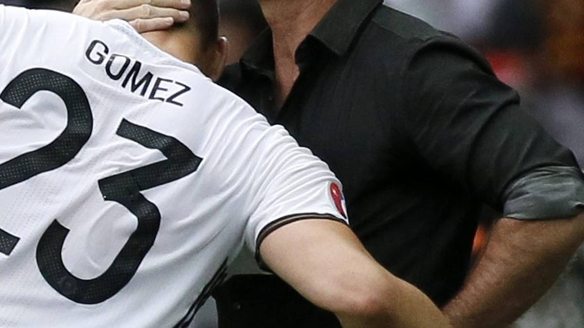 Alles richtig gemacht, Herr Löw. Mario Gomez erzielt beim ersten Spiel in der Anfangself direkt den entscheidenden Treffer