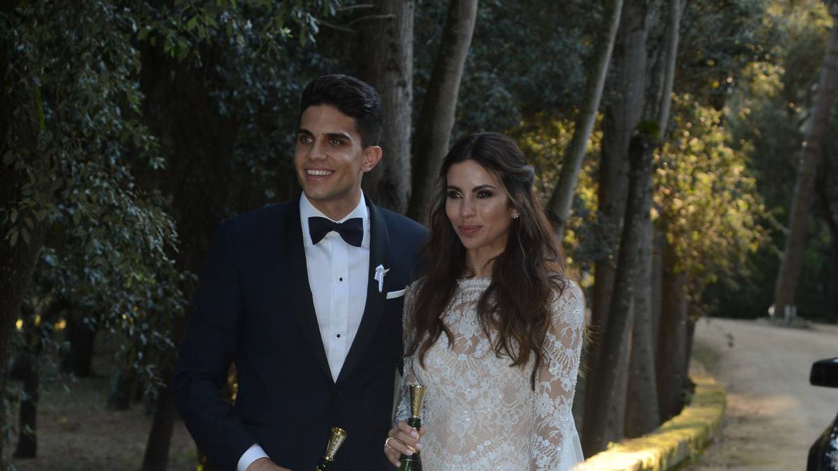 Etwas gewöhnungsbedürftig ist der Champagner aus der Flasche - inklusive Mundstück.  Die beiden sind übrigens nicht die einzigen, die die Fußball-freie Zeit nutzen 