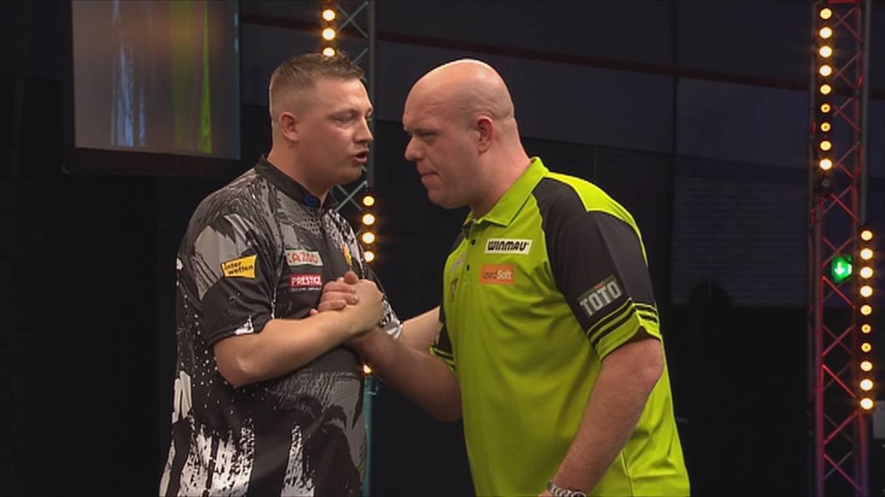 European Darts Championships:Chris Dobey siegt 6:5 gegen Michael van Gerwen