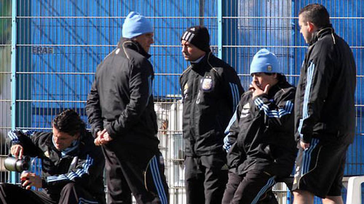 Vor der WM 2010 in Südafrika testet das DFB-Team im März gegen Argentinien. Im Vorfeld sorgt Nationalcoach Diego Maradona für Aufsehen, als er beim Training öffentlich eine Zigarre pafft