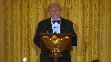 US-Präsident Donald Trump ehrt die aktive Fußball-Legende Cristiano Ronaldo im Weißen Haus. Der 79-Jährige hofft auf mehr Respekt von seinem Sohn Barron, nachdem er den Portugiesen vorgestellt hatte.