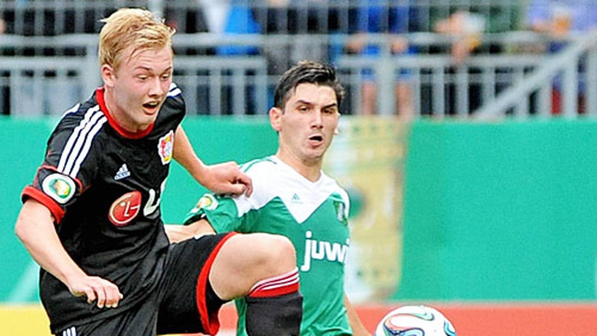 Ebenfalls ein starkes Spiel zeigt U19-Europameister Julian Brandt (l.). Der 18-Jährige rennt unermüdlich an und stellt die Abwehr des Verbandsligisten aus dem Rheinland gehörig unter Probleme. Ein Tor gelingt ihm jedoch nicht. Und das, obwohl der offensive Mittelfeldspieler reihenweise beste Möglichkeiten dazu hat