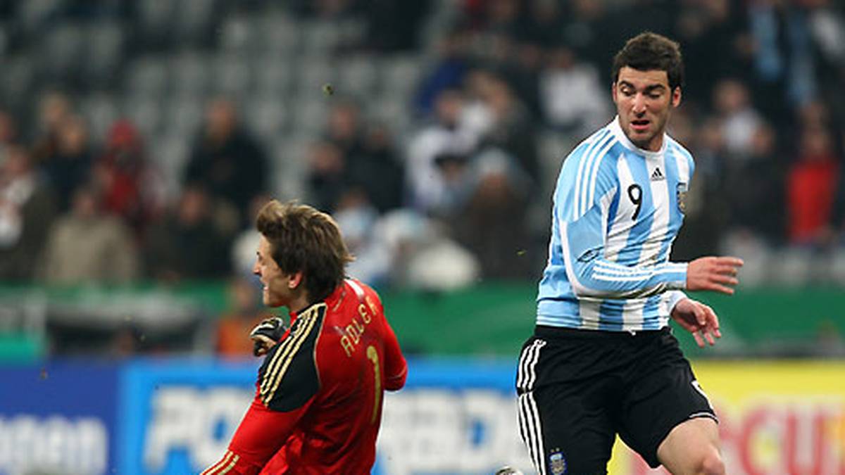 Aber wer sein Team deshalb nicht ernst nimmt, wird eines Besseren belehrt: Die überlegene argentinische Elf siegt 1:0, nachdem Gonzalo Higuain einen Torwartfehler von Rene Adler ausnutzt