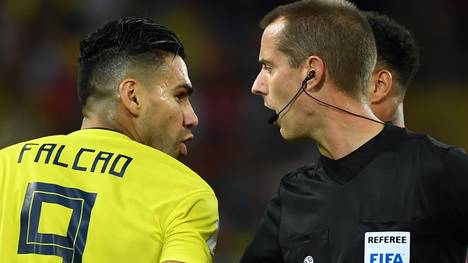 WM 2018: Diskussionsbedarf: Schiedsrichter Mark Geiger (r.) und Radamel Falcao waren nicht immer einer Meinung