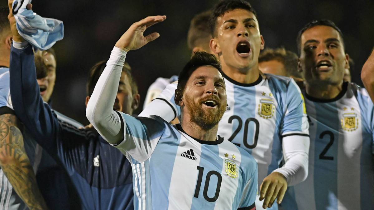 TOPF 1 - ARGENTINIEN (4): Lange muss Lionel Messi um seine wohl letzte WM-Teilnahme bangen - doch auch er wird in Russland dabei sein. Die Gauchos siegen am letzten Quali-Spieltag gegen Ecuador mit 3:1