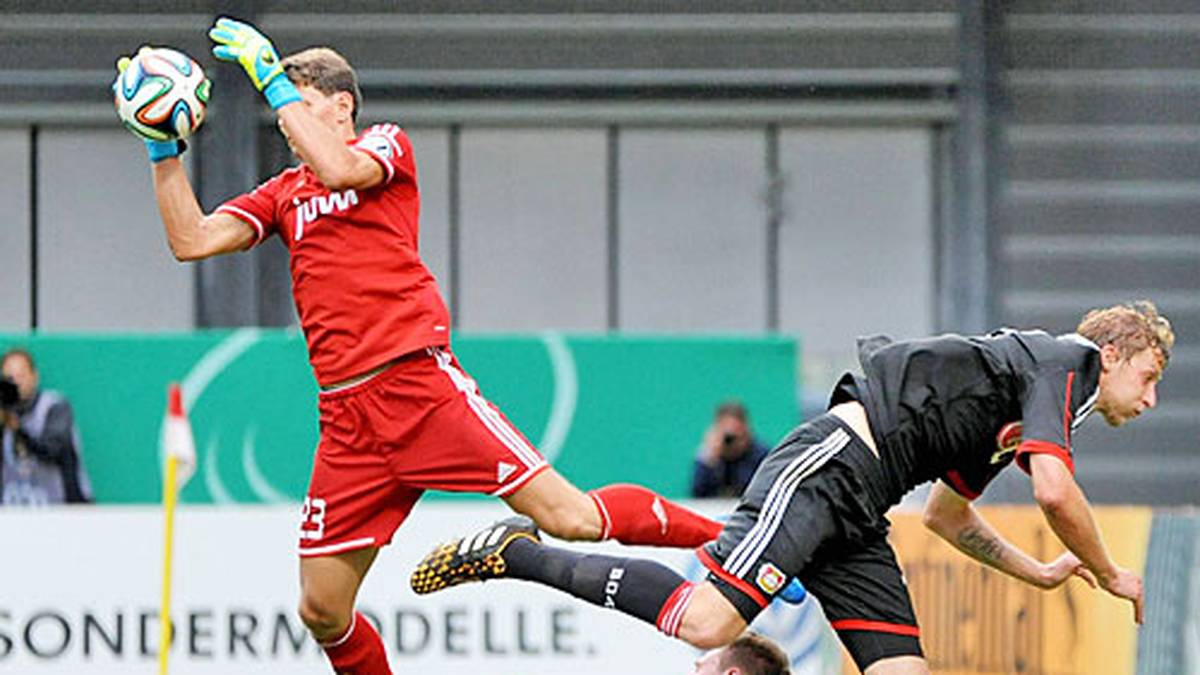 Und selbst Kießling (r.) gelingt nicht alles. In dieser Szene kann der starke Amateurtorwart Georg Borschnek (l.) nach einer Flanke klären. Son macht für Leverkusen schließlich das halbe Duzend voll. Und Kießling gibt sich nach dem Spiel bescheiden. "Ich stand halt fünfmal richtig", sagt der ehemalige Nationalspieler nüchtern