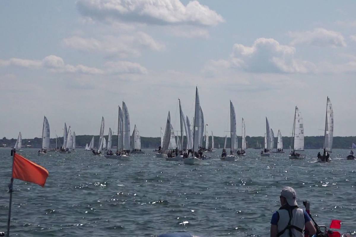 Nach fünf spannenden Tagen, in denen sich die olympischen Klassen duelliert haben, starteten nun auch die internationalen Klassen bei der Kieler Woche.