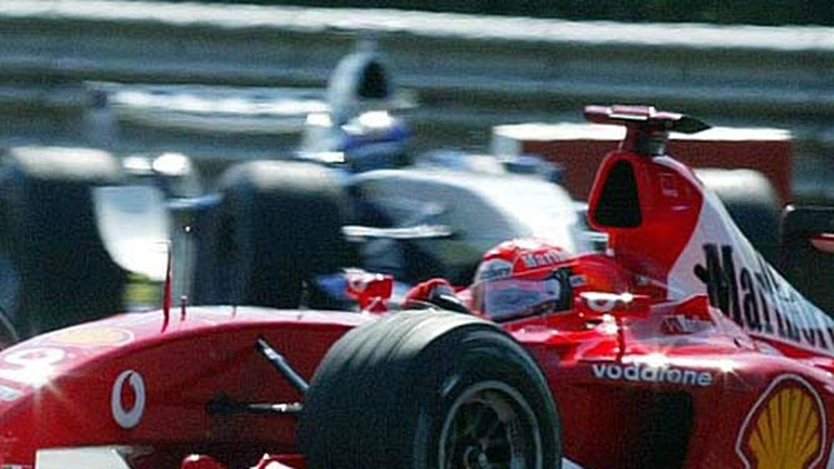 Ein Jahr später lieferte sich Montoya mit Michael Schumacher eines der packendsten Duelle auf dieser Strecke, wobei es teilweise auch zu leichten Berührungen der beiden Piloten kam. Am Ende hatte der Deutsche die Nase vorn
                  