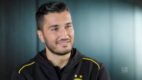 Als Cheftrainer kommt auf Nuri Sahin ein neues Maß an Verantwortung bei Borussia Dortmund zu. Im Interview spricht er über Stärken, die auch Schwächen sein können und warum Thomas Tuchel zu einem Wendepunkt in seiner Karriere führte. 