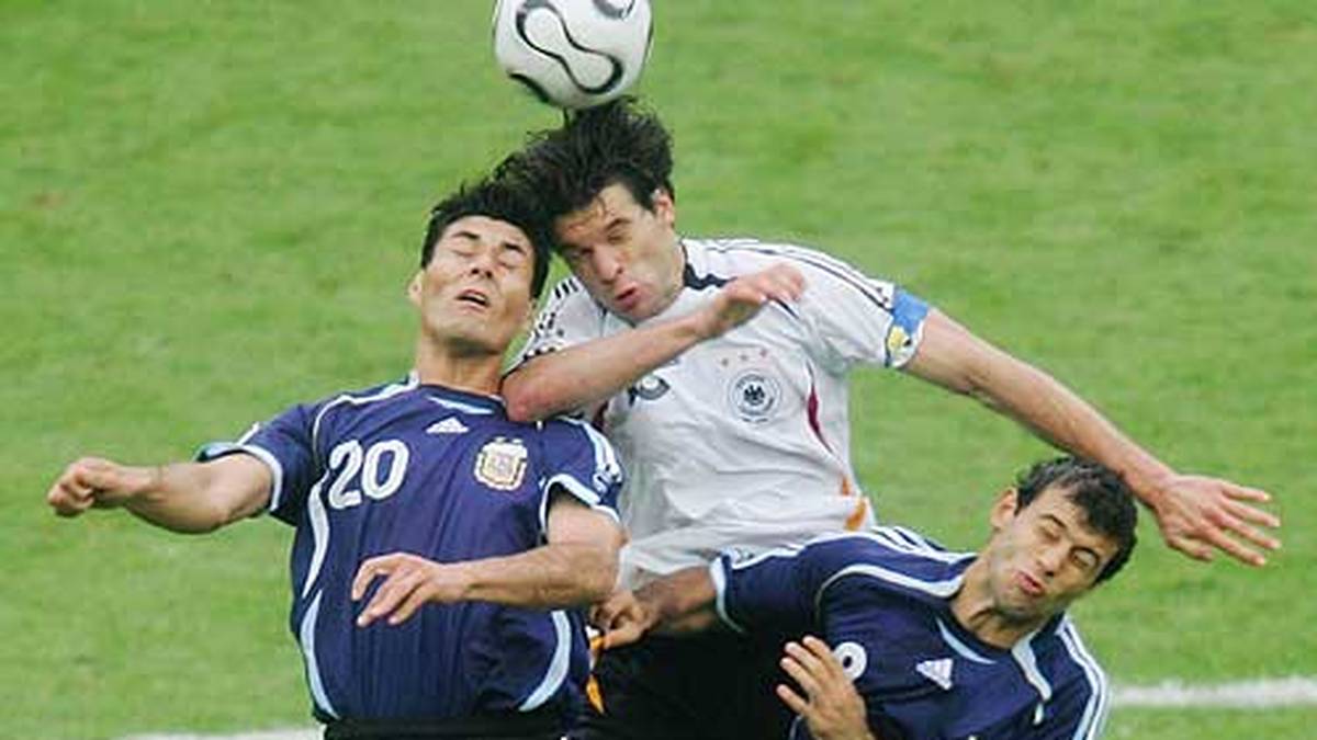 Unvergessen ist das Sommermärchen 2006. Das wohl emotionalste Spiel ist das Viertelfinale. Die Mannschaft um Kapitän Michael Ballack (M.) bekommt es mit den starken Argentiniern zu tun